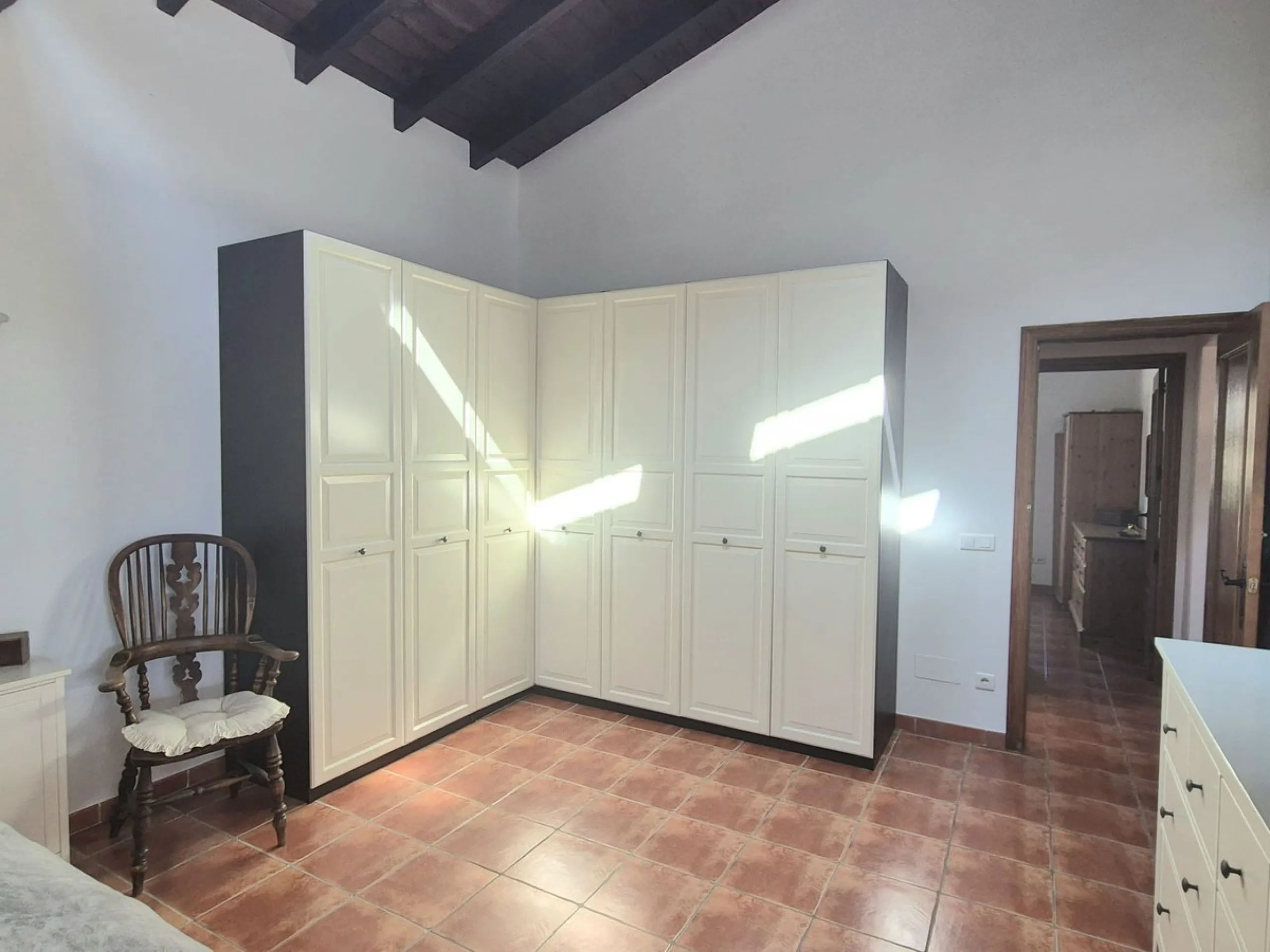 Fantastic opportunity to purchase this well kept, bright and spacious finca in between Alhaurín el Grande and Coin. The whole property, the pool, the outside kitchen etc, everything is legal and registered. Only asking price will be accepted.