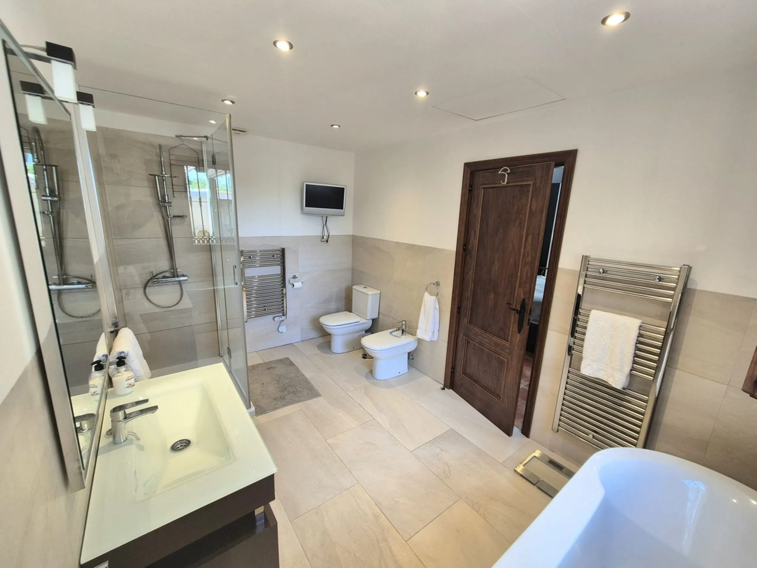 Fantastic opportunity to purchase this well kept, bright and spacious finca in between Alhaurín el Grande and Coin. The whole property, the pool, the outside kitchen etc, everything is legal and registered. Only asking price will be accepted.