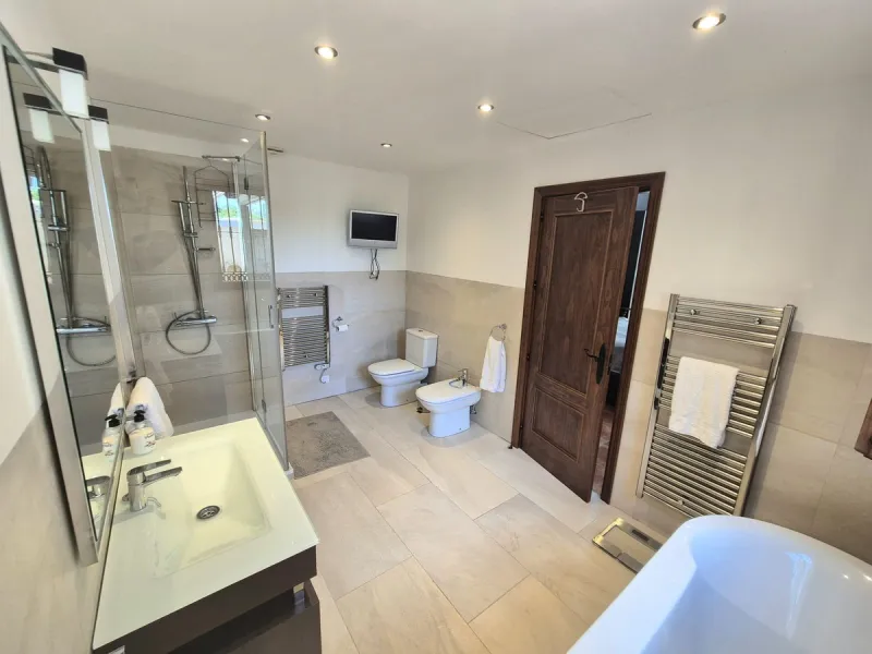 Fantastic opportunity to purchase this well kept, bright and spacious finca in between Alhaurín el Grande and Coin. The whole property, the pool, the outside kitchen etc, everything is legal and registered. Only asking price will be accepted.