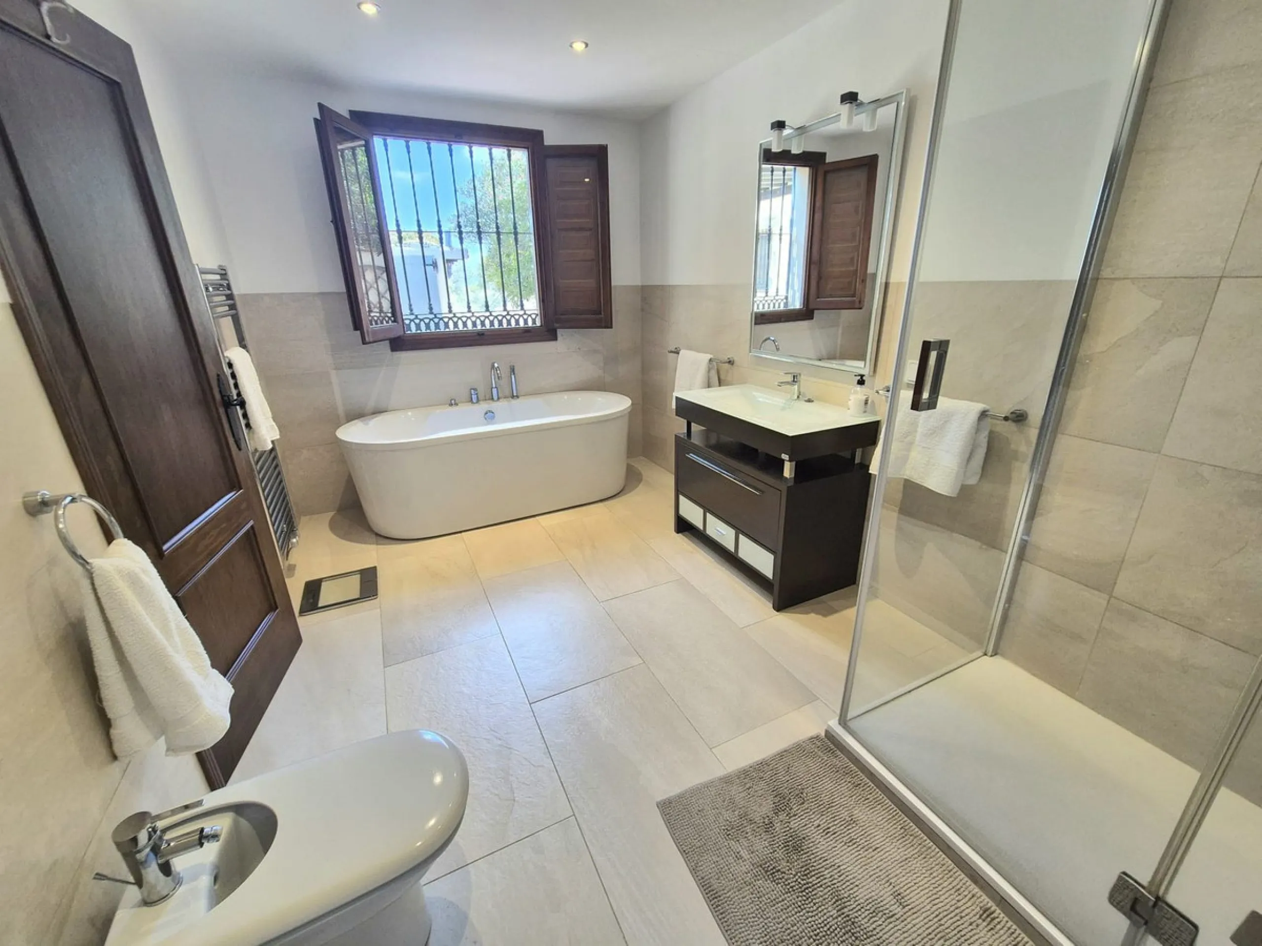 Fantastic opportunity to purchase this well kept, bright and spacious finca in between Alhaurín el Grande and Coin. The whole property, the pool, the outside kitchen etc, everything is legal and registered. Only asking price will be accepted.