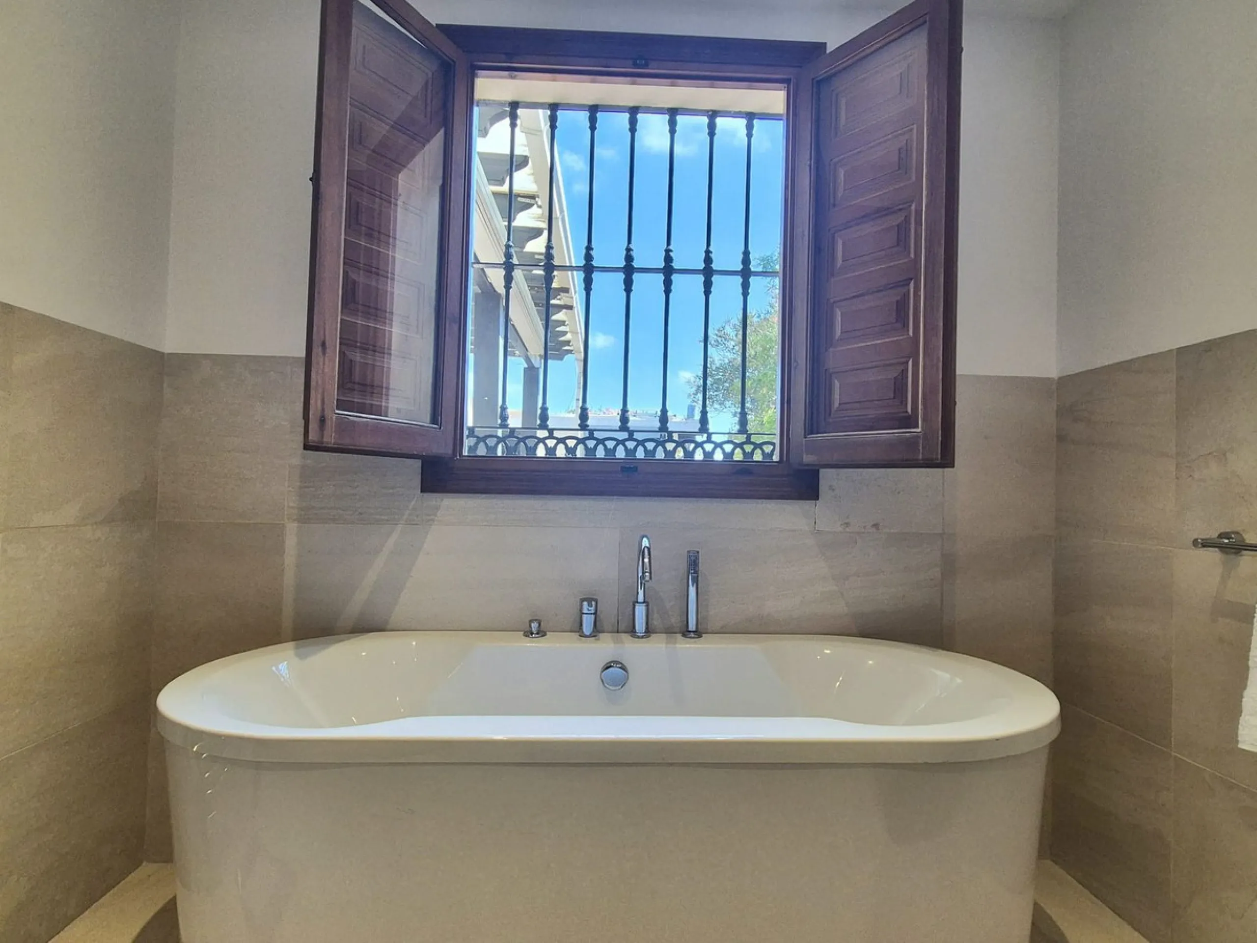 Fantastic opportunity to purchase this well kept, bright and spacious finca in between Alhaurín el Grande and Coin. The whole property, the pool, the outside kitchen etc, everything is legal and registered. Only asking price will be accepted.