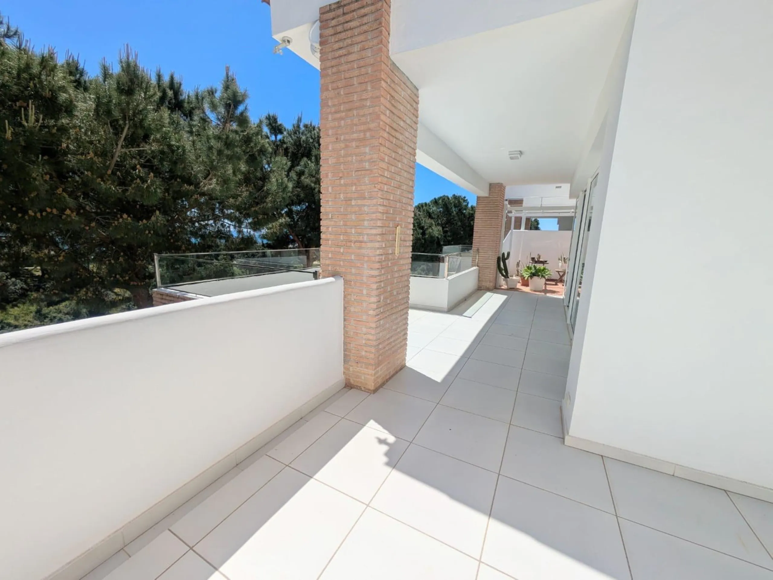 Discover this spectacular minimalist-style villa (built in 2019), located in one of the most privileged and tranquil areas of Benalmádena, surrounded by nature and with breathtaking sea views from its three terraces.