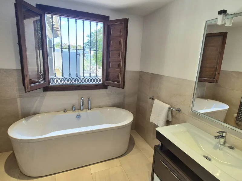 Fantastic opportunity to purchase this well kept, bright and spacious finca in between Alhaurín el Grande and Coin. The whole property, the pool, the outside kitchen etc, everything is legal and registered. Only asking price will be accepted.