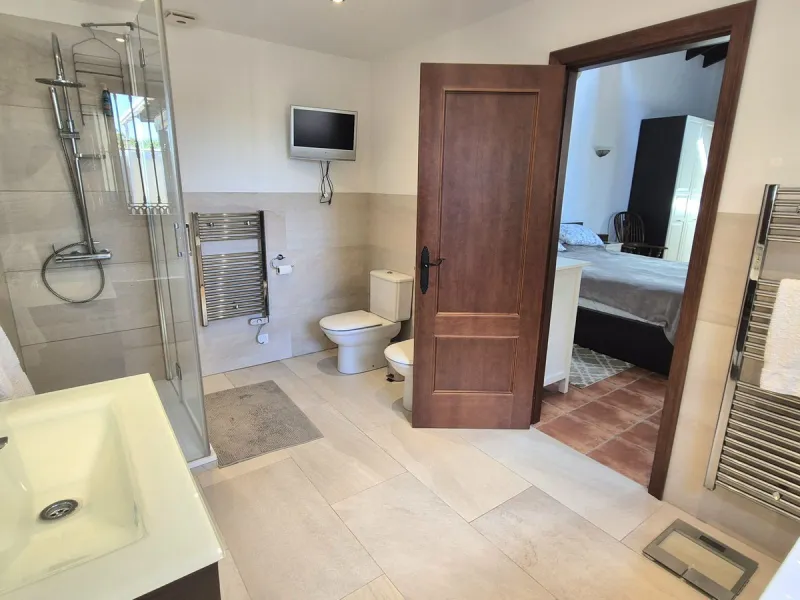Fantastic opportunity to purchase this well kept, bright and spacious finca in between Alhaurín el Grande and Coin. The whole property, the pool, the outside kitchen etc, everything is legal and registered. Only asking price will be accepted.