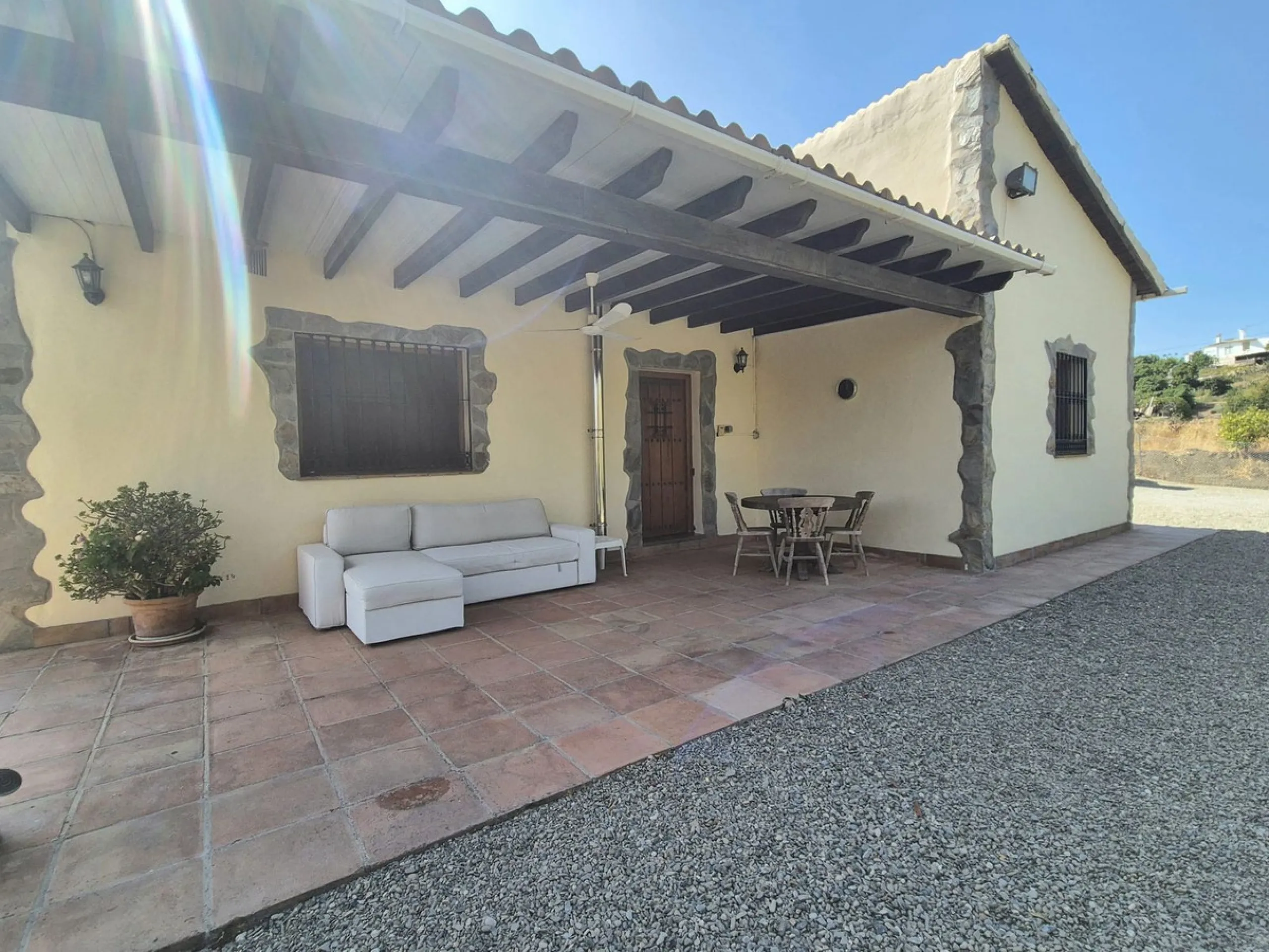 Fantastic opportunity to purchase this well kept, bright and spacious finca in between Alhaurín el Grande and Coin. The whole property, the pool, the outside kitchen etc, everything is legal and registered. Only asking price will be accepted.