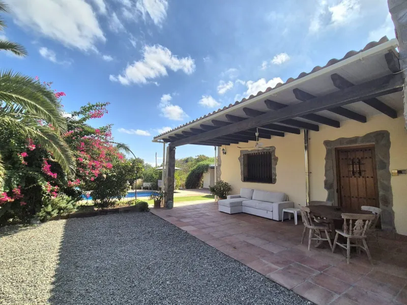 Fantastic opportunity to purchase this well kept, bright and spacious finca in between Alhaurín el Grande and Coin. The whole property, the pool, the outside kitchen etc, everything is legal and registered. Only asking price will be accepted.