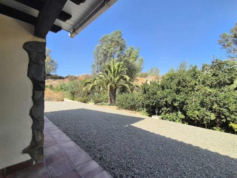 Fantastic opportunity to purchase this well kept, bright and spacious finca in between Alhaurín el Grande and Coin. The whole property, the pool, the outside kitchen etc, everything is legal and registered. Only asking price will be accepted.