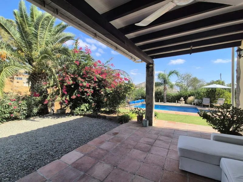 Fantastic opportunity to purchase this well kept, bright and spacious finca in between Alhaurín el Grande and Coin. The whole property, the pool, the outside kitchen etc, everything is legal and registered. Only asking price will be accepted.