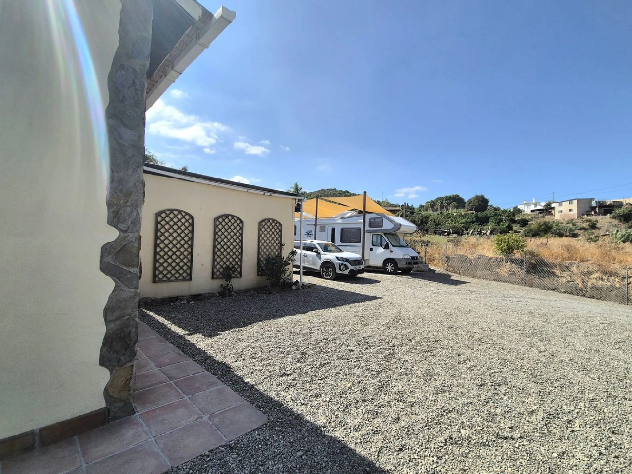 Fantastic opportunity to purchase this well kept, bright and spacious finca in between Alhaurín el Grande and Coin. The whole property, the pool, the outside kitchen etc, everything is legal and registered. Only asking price will be accepted.