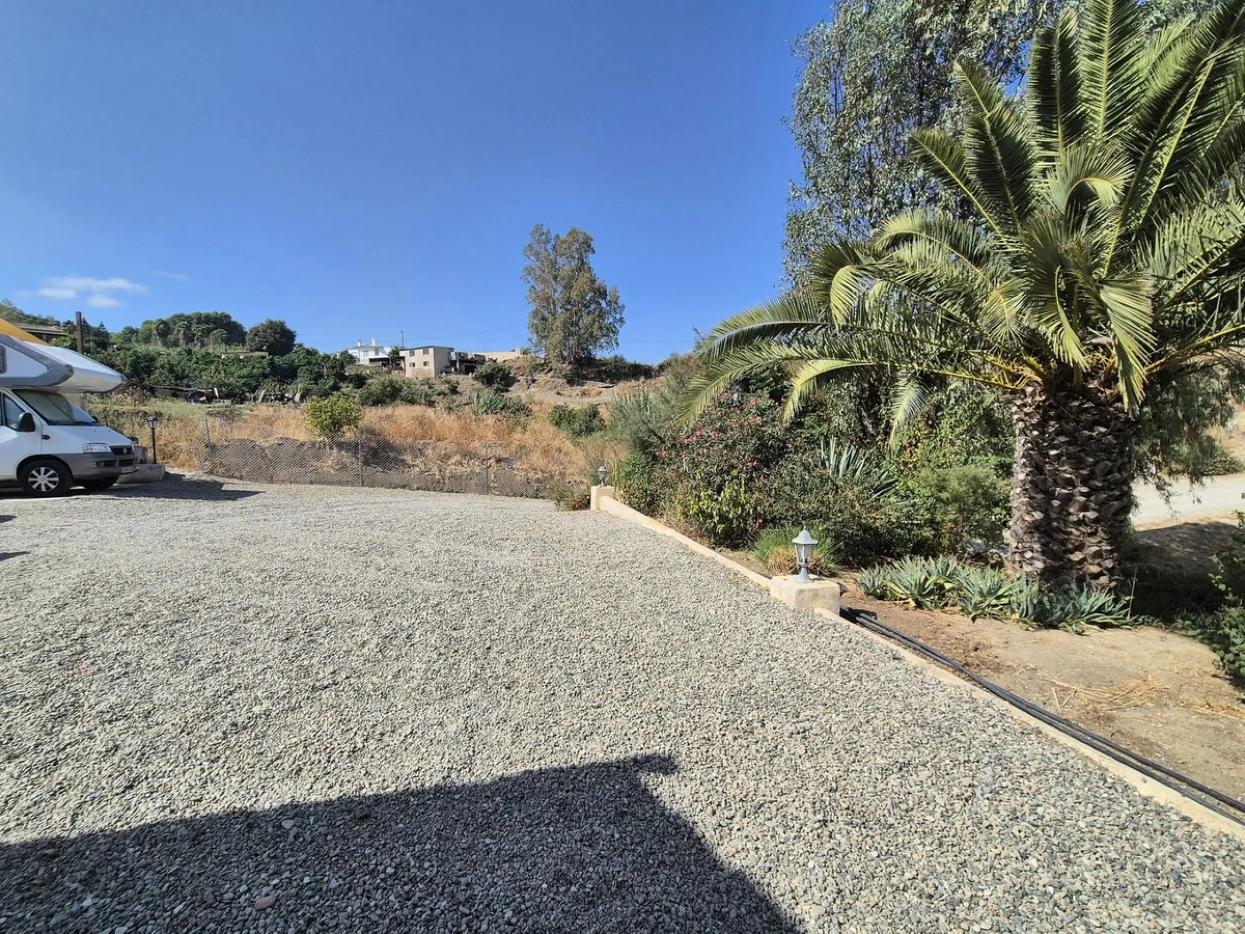 Fantastic opportunity to purchase this well kept, bright and spacious finca in between Alhaurín el Grande and Coin. The whole property, the pool, the outside kitchen etc, everything is legal and registered. Only asking price will be accepted.