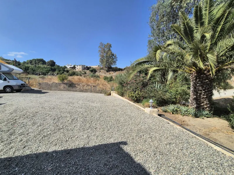 Fantastic opportunity to purchase this well kept, bright and spacious finca in between Alhaurín el Grande and Coin. The whole property, the pool, the outside kitchen etc, everything is legal and registered. Only asking price will be accepted.