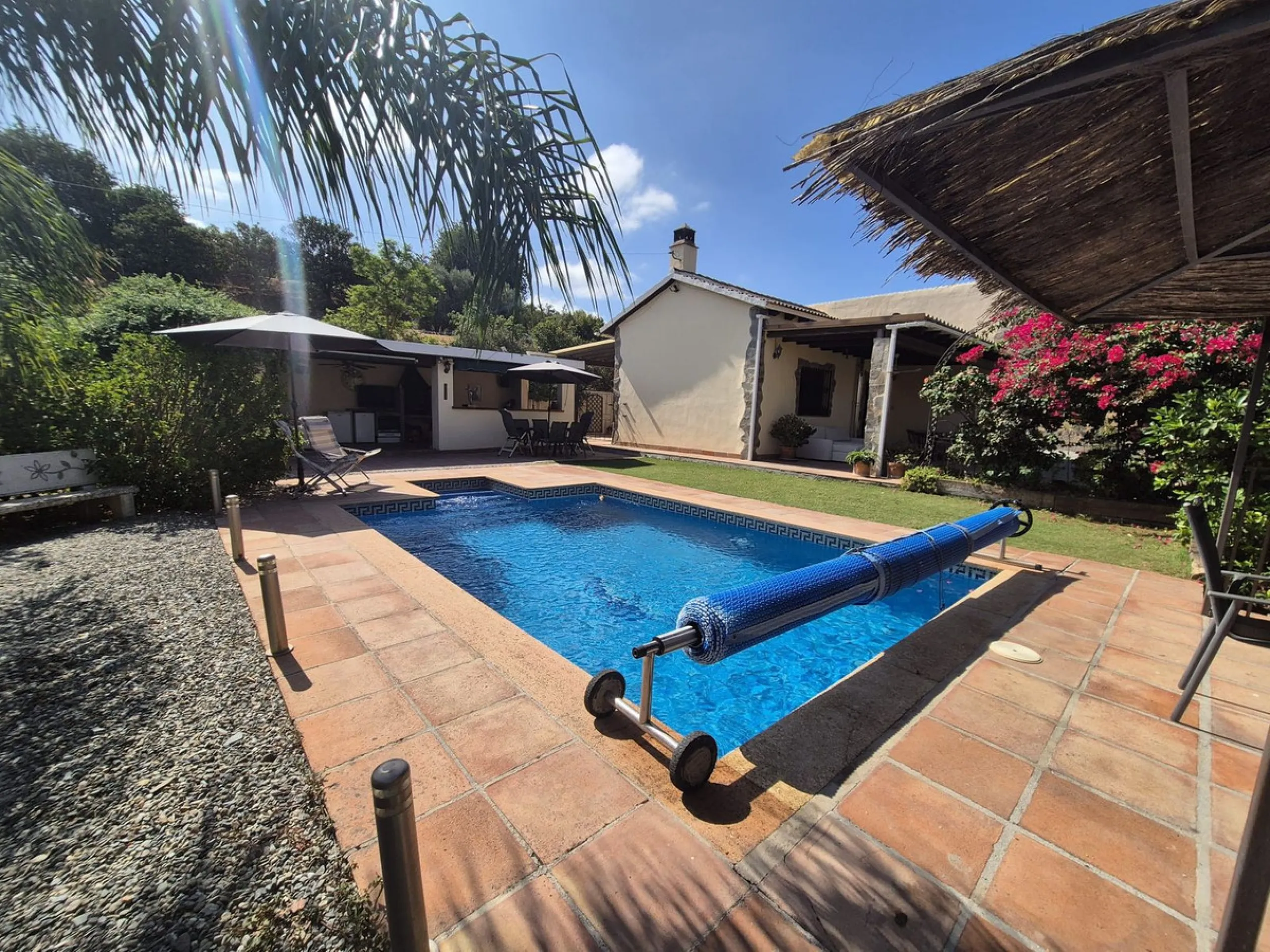 Fantastic opportunity to purchase this well kept, bright and spacious finca in between Alhaurín el Grande and Coin. The whole property, the pool, the outside kitchen etc, everything is legal and registered. Only asking price will be accepted.