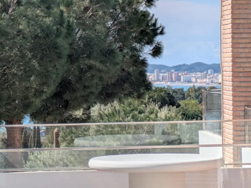 Discover this spectacular minimalist-style villa (built in 2019), located in one of the most privileged and tranquil areas of Benalmádena, surrounded by nature and with breathtaking sea views from its three terraces.