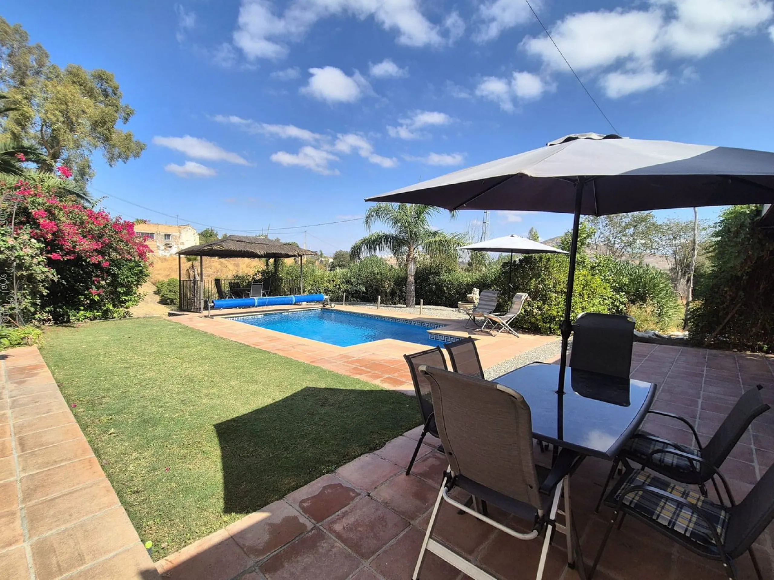 Fantastic opportunity to purchase this well kept, bright and spacious finca in between Alhaurín el Grande and Coin. The whole property, the pool, the outside kitchen etc, everything is legal and registered. Only asking price will be accepted.