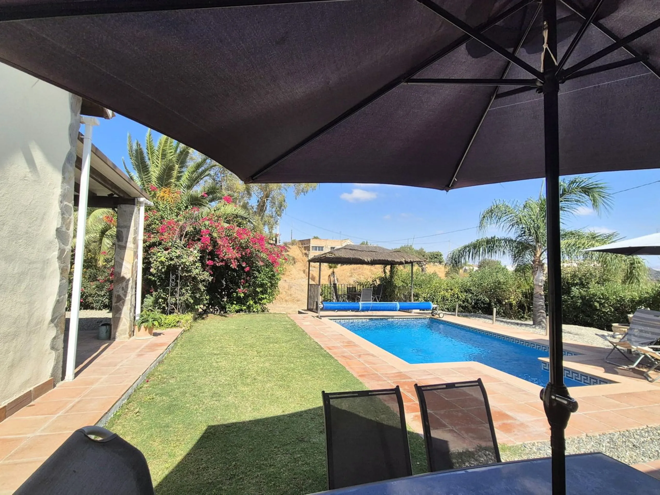 Fantastic opportunity to purchase this well kept, bright and spacious finca in between Alhaurín el Grande and Coin. The whole property, the pool, the outside kitchen etc, everything is legal and registered. Only asking price will be accepted.