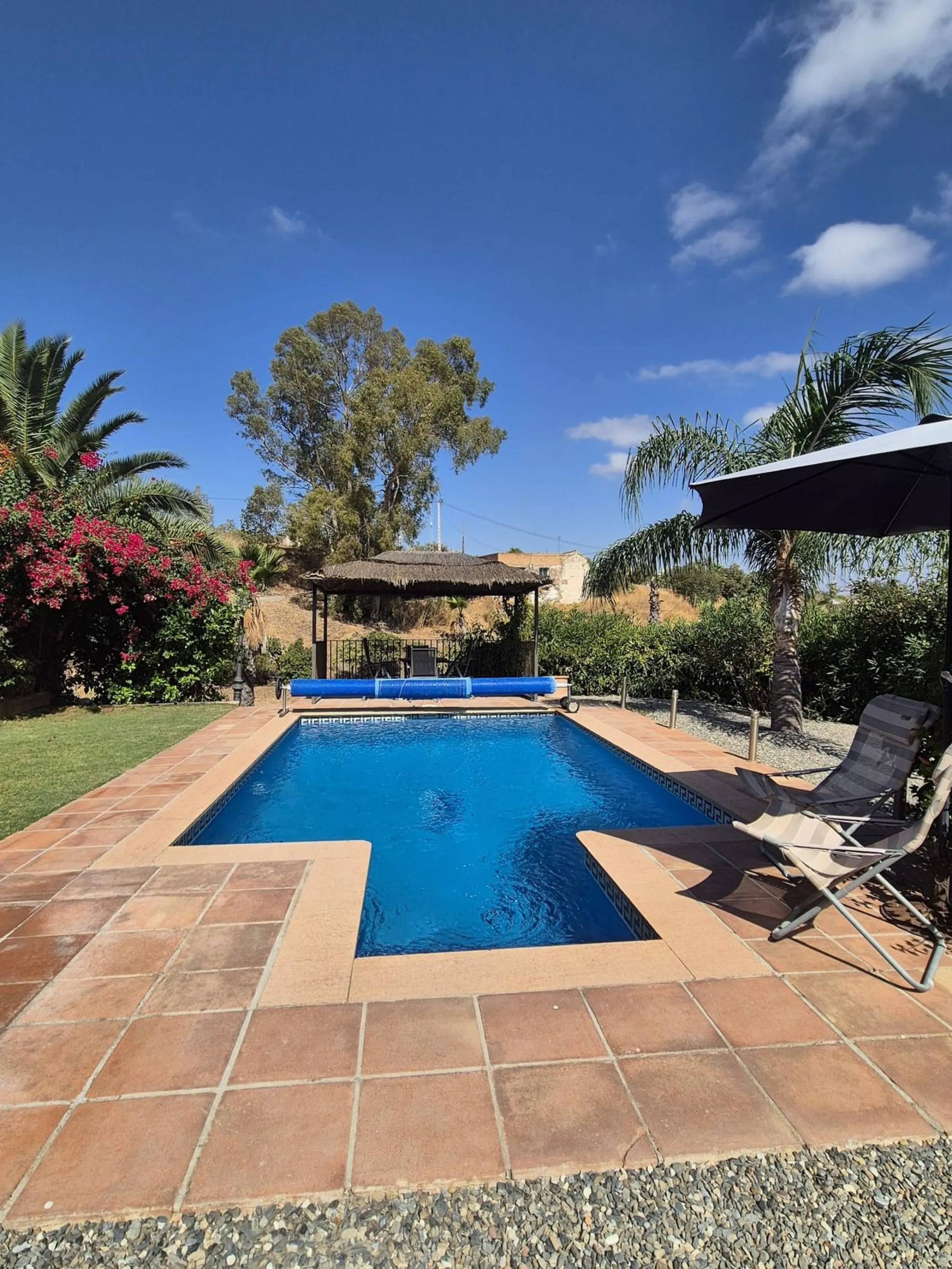 Fantastic opportunity to purchase this well kept, bright and spacious finca in between Alhaurín el Grande and Coin. The whole property, the pool, the outside kitchen etc, everything is legal and registered. Only asking price will be accepted.