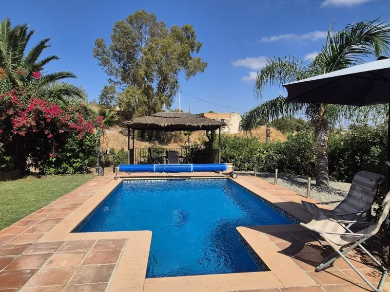 Fantastic opportunity to purchase this well kept, bright and spacious finca in between Alhaurín el Grande and Coin. The whole property, the pool, the outside kitchen etc, everything is legal and registered. Only asking price will be accepted.