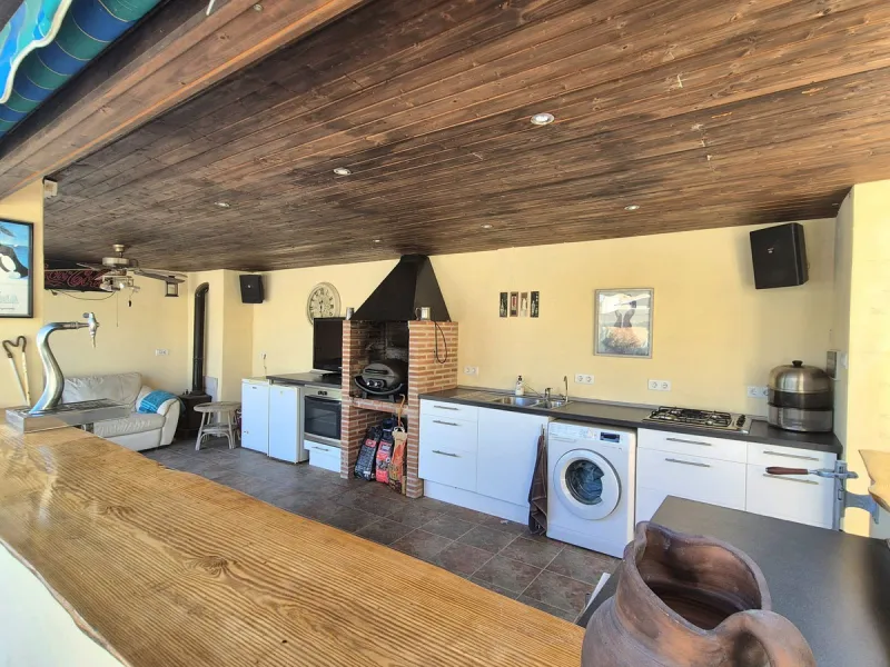 Fantastic opportunity to purchase this well kept, bright and spacious finca in between Alhaurín el Grande and Coin. The whole property, the pool, the outside kitchen etc, everything is legal and registered. Only asking price will be accepted.