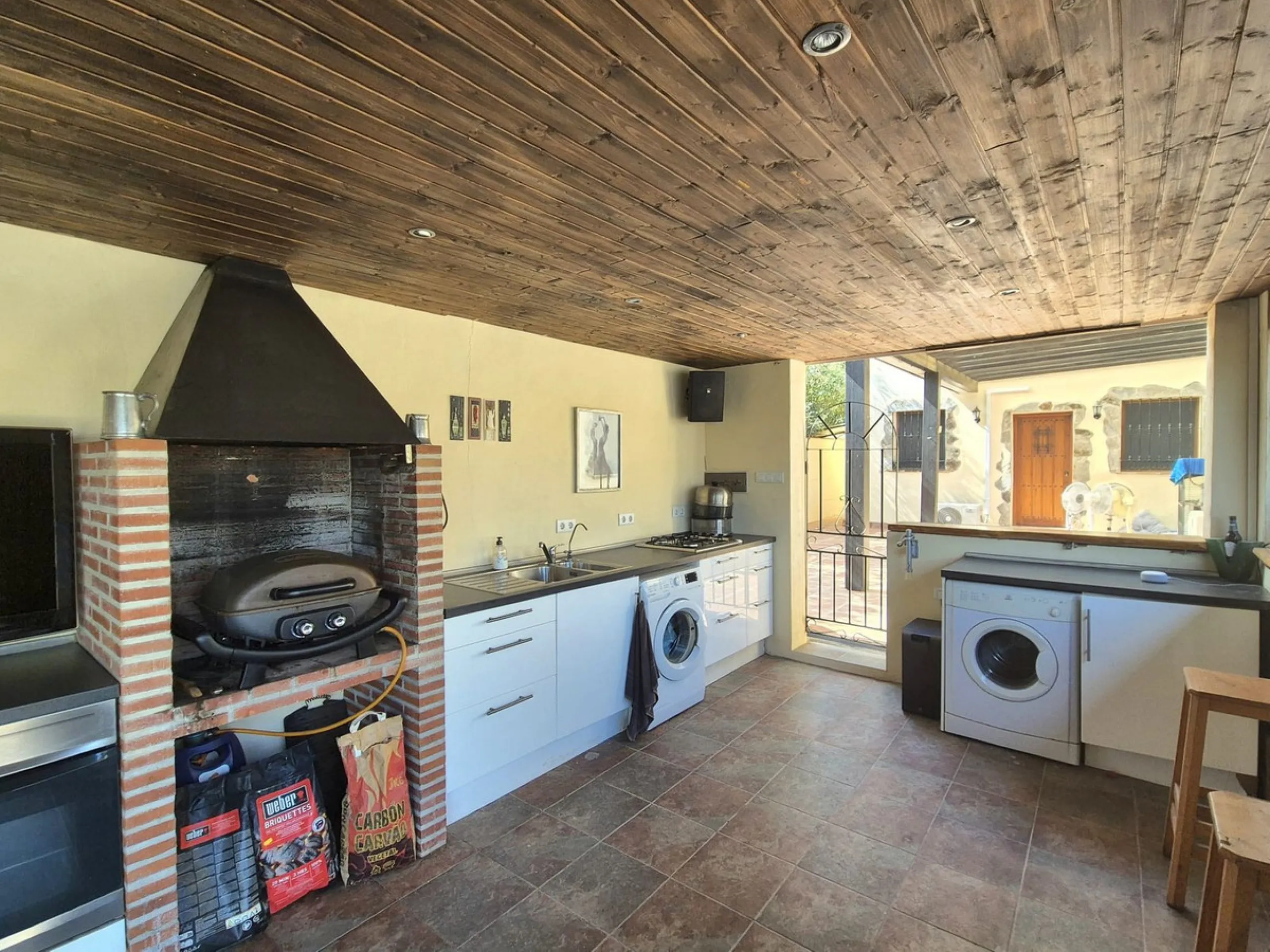 Fantastic opportunity to purchase this well kept, bright and spacious finca in between Alhaurín el Grande and Coin. The whole property, the pool, the outside kitchen etc, everything is legal and registered. Only asking price will be accepted.