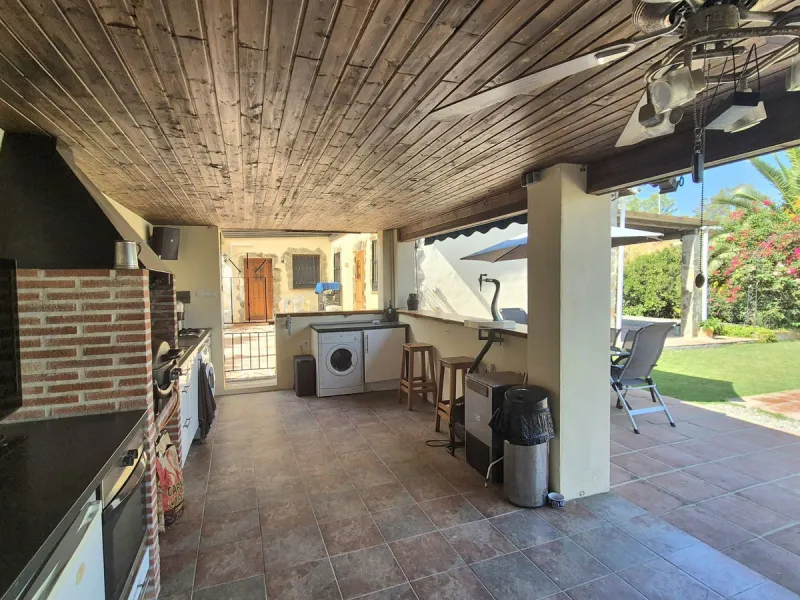 Fantastic opportunity to purchase this well kept, bright and spacious finca in between Alhaurín el Grande and Coin. The whole property, the pool, the outside kitchen etc, everything is legal and registered. Only asking price will be accepted.