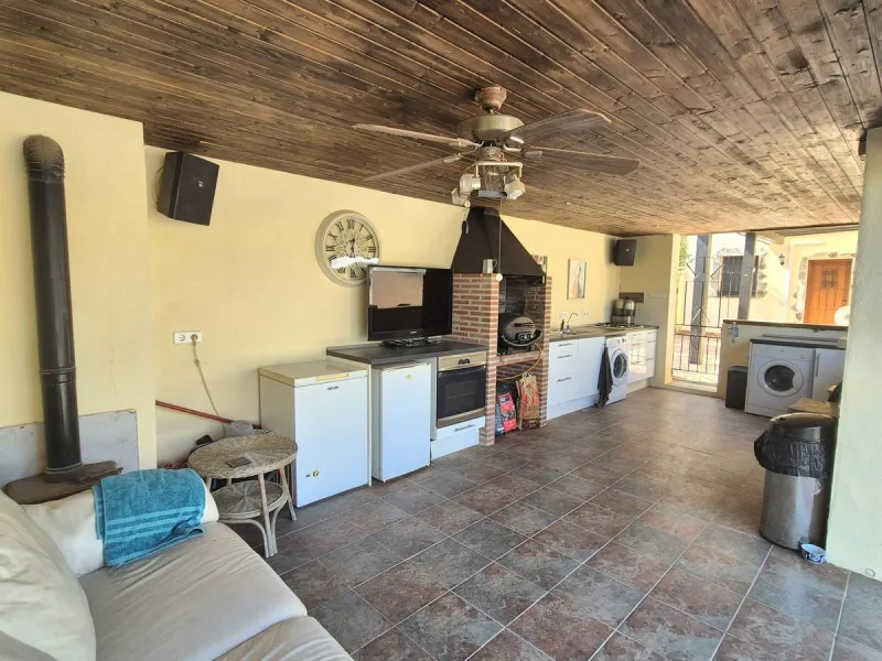 Fantastic opportunity to purchase this well kept, bright and spacious finca in between Alhaurín el Grande and Coin. The whole property, the pool, the outside kitchen etc, everything is legal and registered. Only asking price will be accepted.