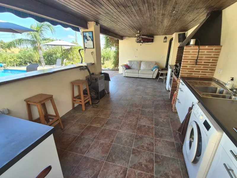 Fantastic opportunity to purchase this well kept, bright and spacious finca in between Alhaurín el Grande and Coin. The whole property, the pool, the outside kitchen etc, everything is legal and registered. Only asking price will be accepted.