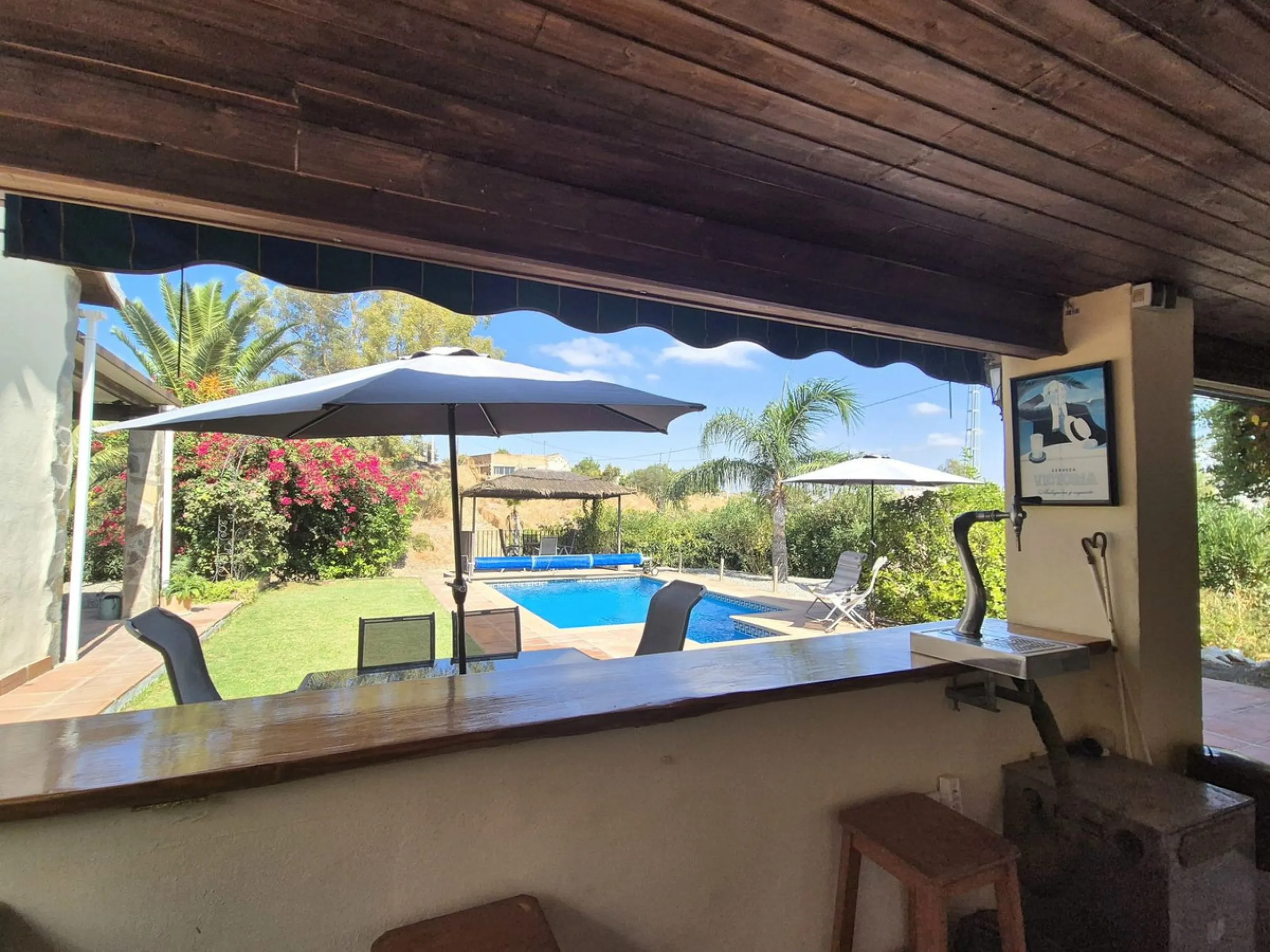 Fantastic opportunity to purchase this well kept, bright and spacious finca in between Alhaurín el Grande and Coin. The whole property, the pool, the outside kitchen etc, everything is legal and registered. Only asking price will be accepted.