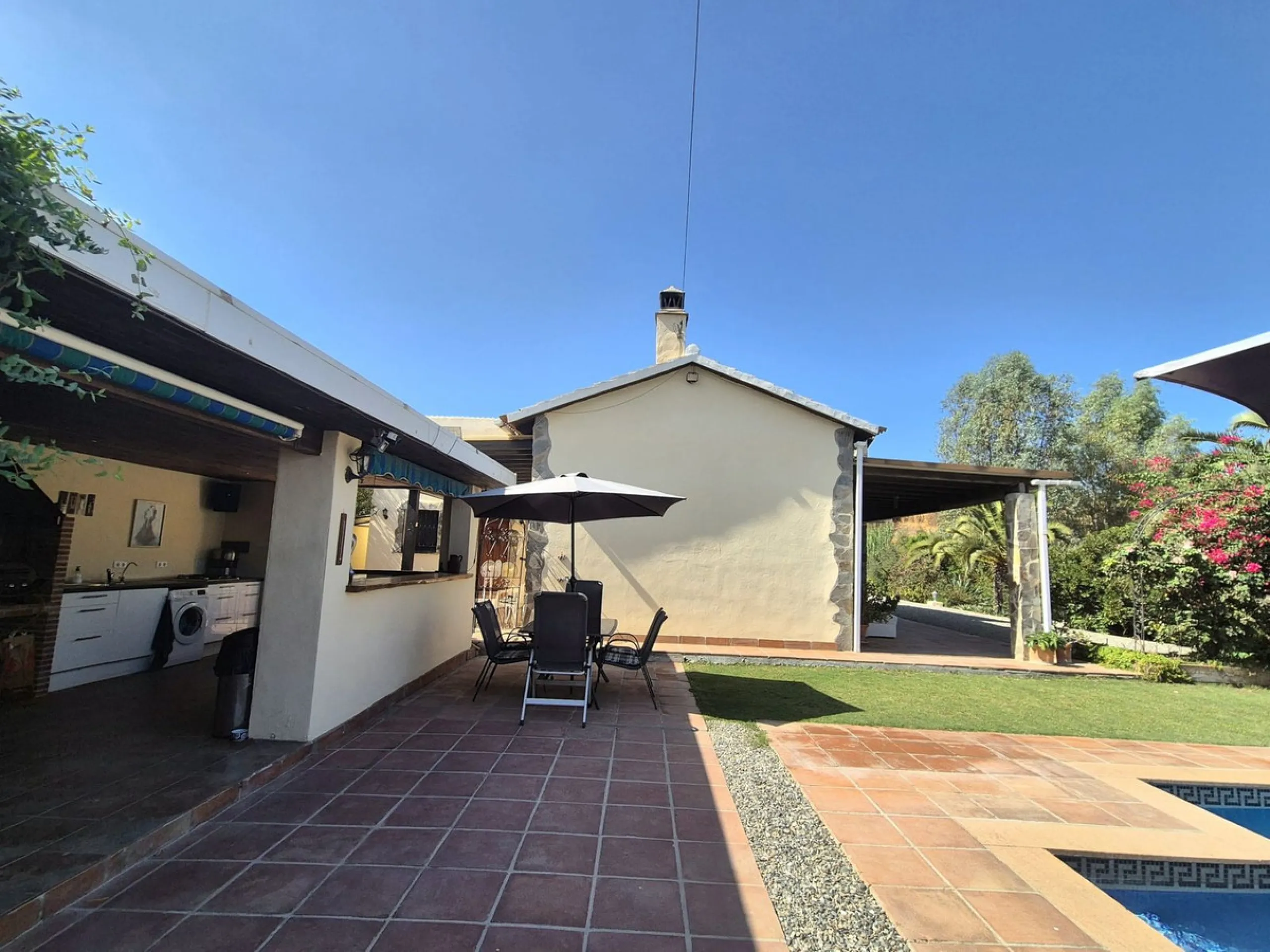 Fantastic opportunity to purchase this well kept, bright and spacious finca in between Alhaurín el Grande and Coin. The whole property, the pool, the outside kitchen etc, everything is legal and registered. Only asking price will be accepted.