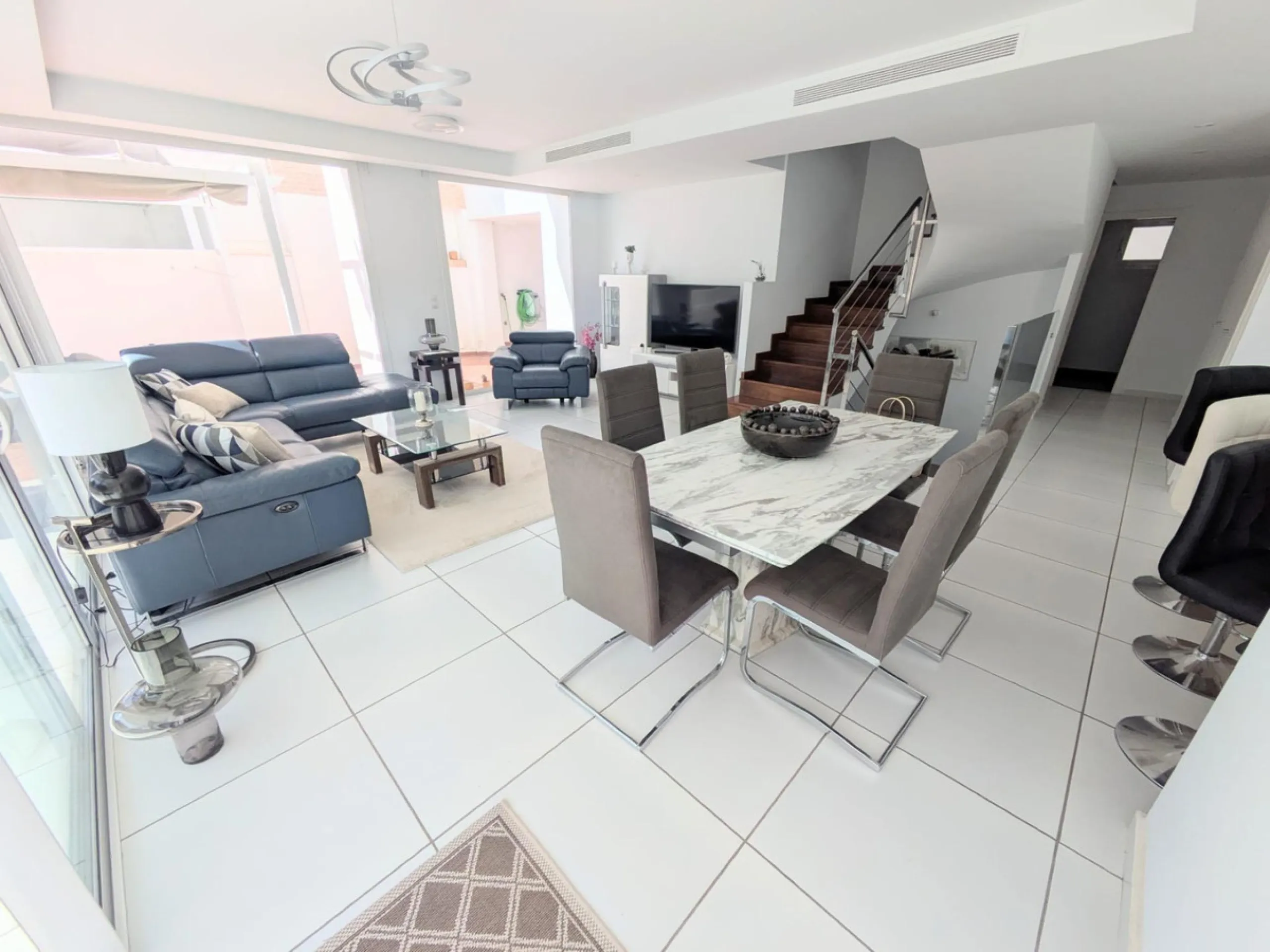 Discover this spectacular minimalist-style villa (built in 2019), located in one of the most privileged and tranquil areas of Benalmádena, surrounded by nature and with breathtaking sea views from its three terraces.