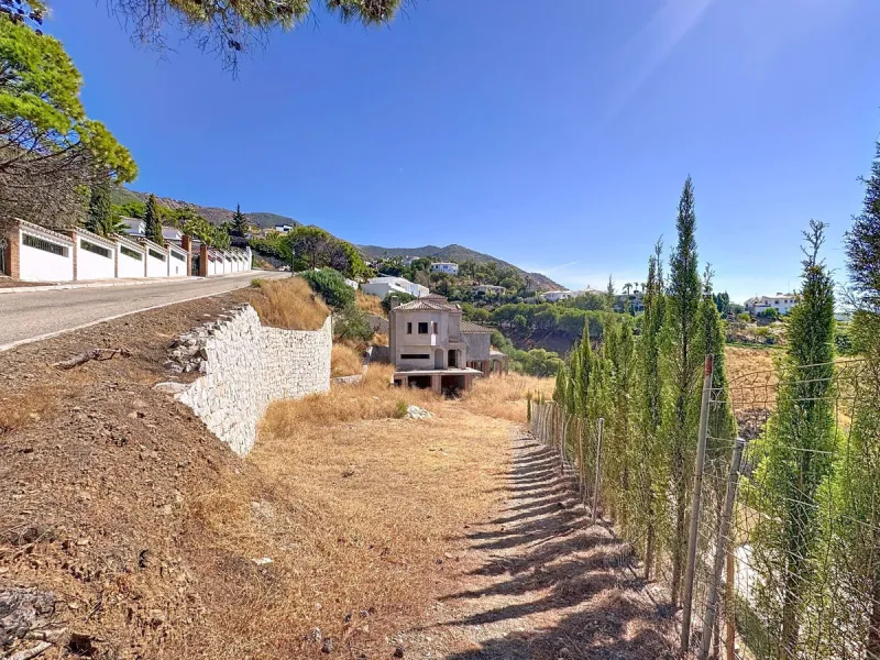 House - Detached Villa в продаже в Mijas, Málaga. В доме 5 спален и 4 ванных комнат. Площадь дома 250 м². Площадь участка 2439 м²