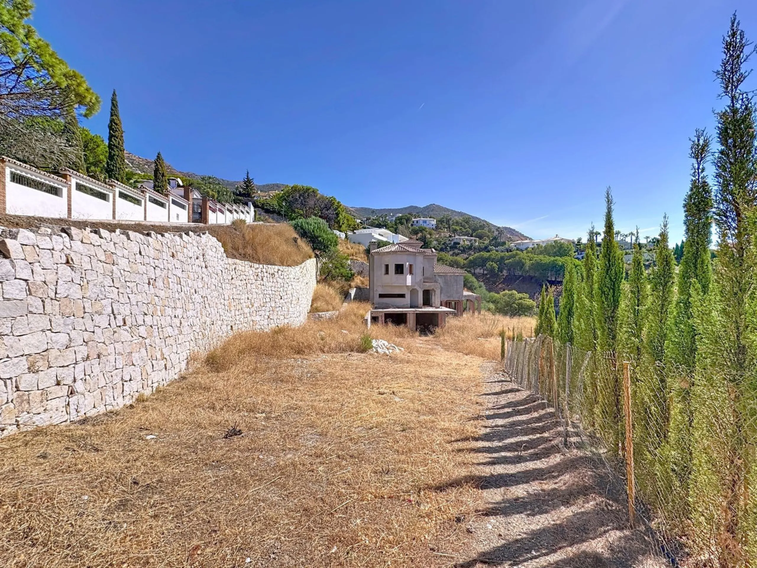 House - Detached Villa в продаже в Mijas, Málaga. В доме 5 спален и 4 ванных комнат. Площадь дома 250 м². Площадь участка 2439 м²