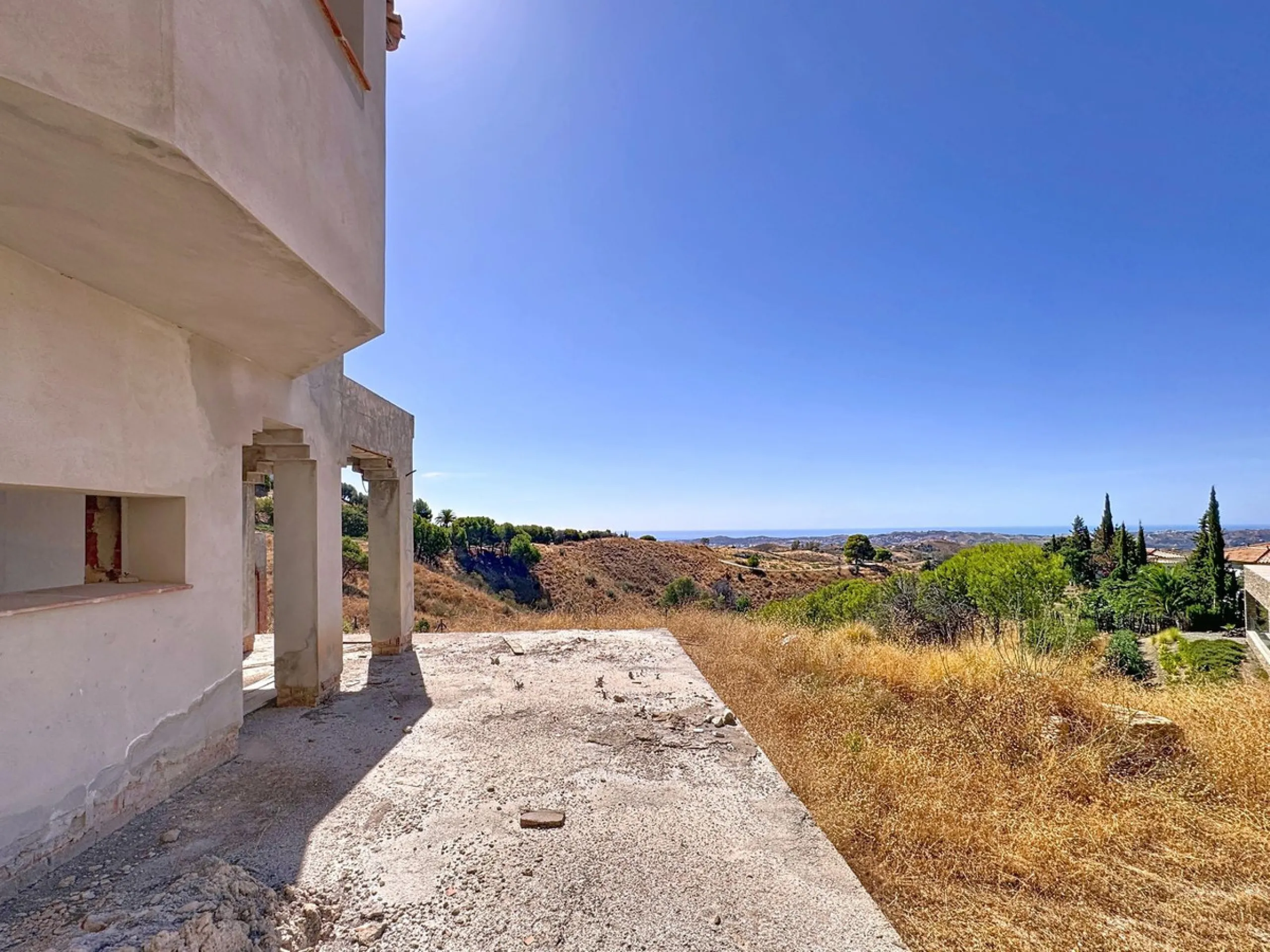 House - Detached Villa в продаже в Mijas, Málaga. В доме 5 спален и 4 ванных комнат. Площадь дома 250 м². Площадь участка 2439 м²
