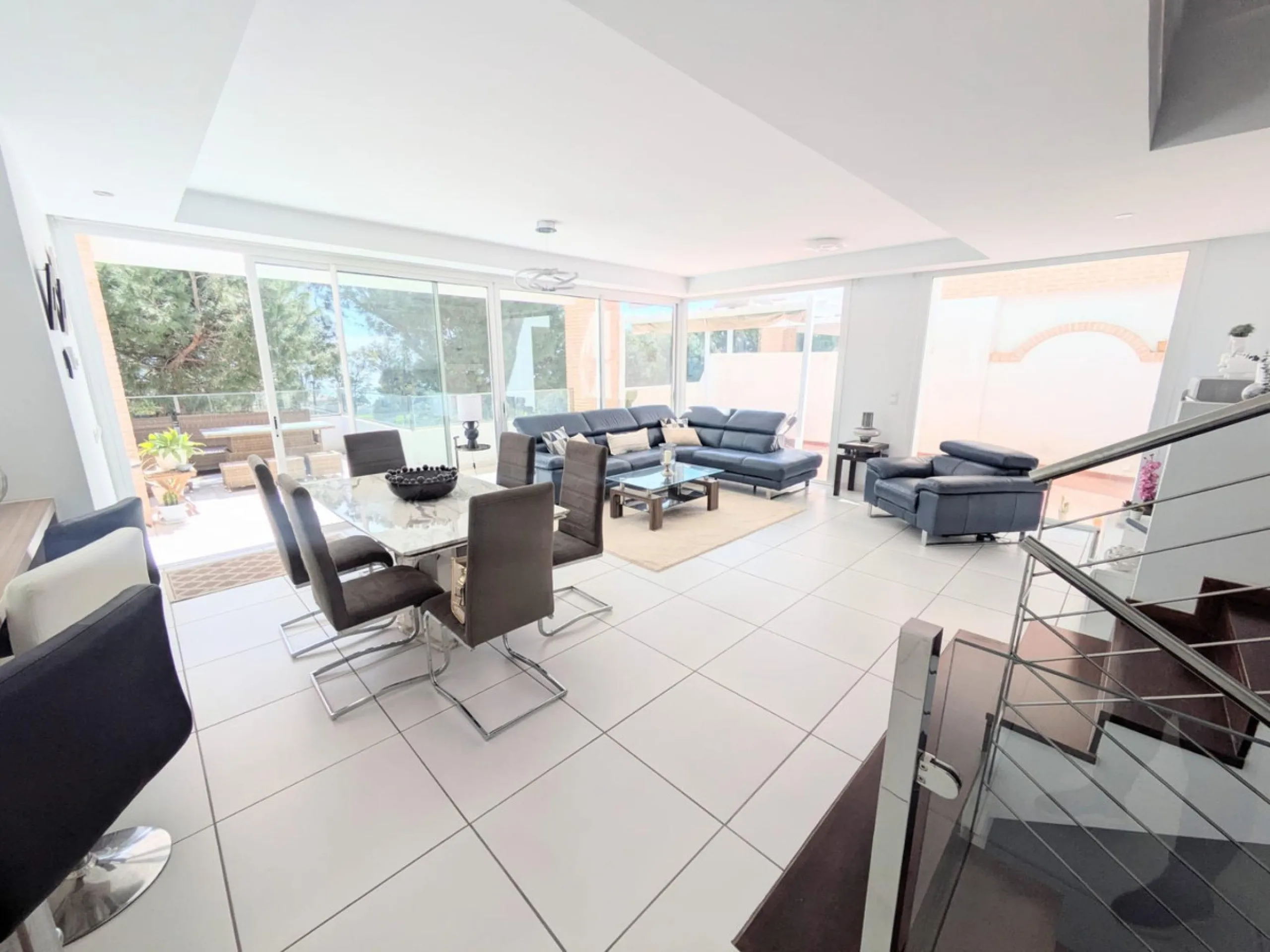 Discover this spectacular minimalist-style villa (built in 2019), located in one of the most privileged and tranquil areas of Benalmádena, surrounded by nature and with breathtaking sea views from its three terraces.
