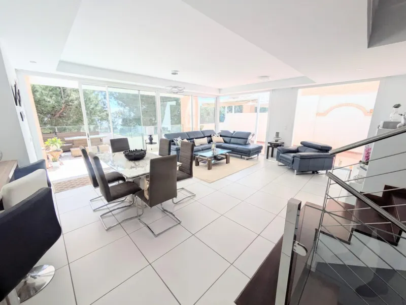 Discover this spectacular minimalist-style villa (built in 2019), located in one of the most privileged and tranquil areas of Benalmádena, surrounded by nature and with breathtaking sea views from its three terraces.