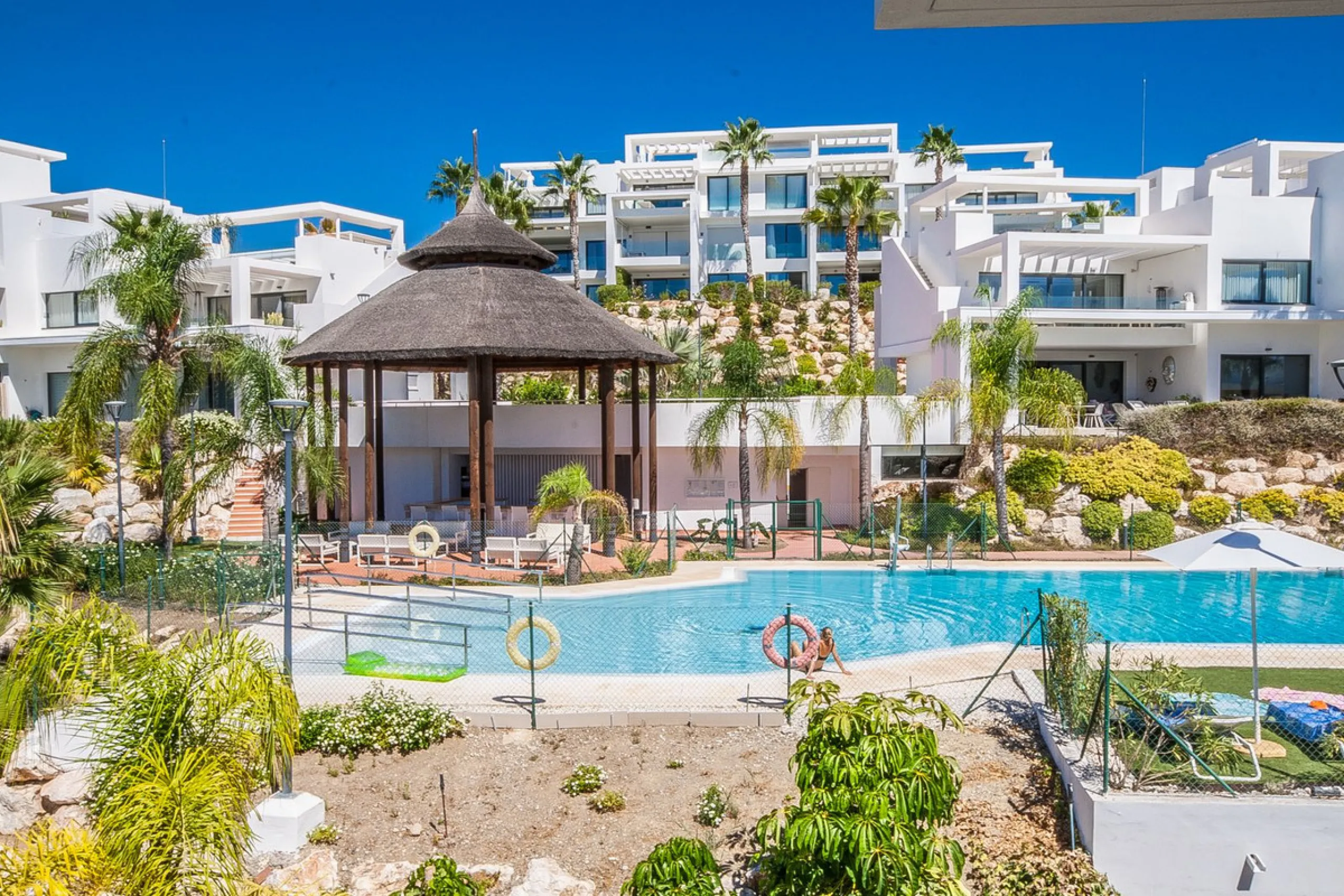 Located in the sought-after Atalaya area of Benahavís, just minutes from the picturesque town of San Pedro de Alcántara, this luxury duplex penthouse is built to the highest modern standards and boasts stunning views across the golf course towards the sea