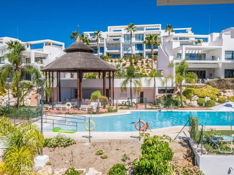 Located in the sought-after Atalaya area of Benahavís, just minutes from the picturesque town of San Pedro de Alcántara, this luxury duplex penthouse is built to the highest modern standards and boasts stunning views across the golf course towards the sea