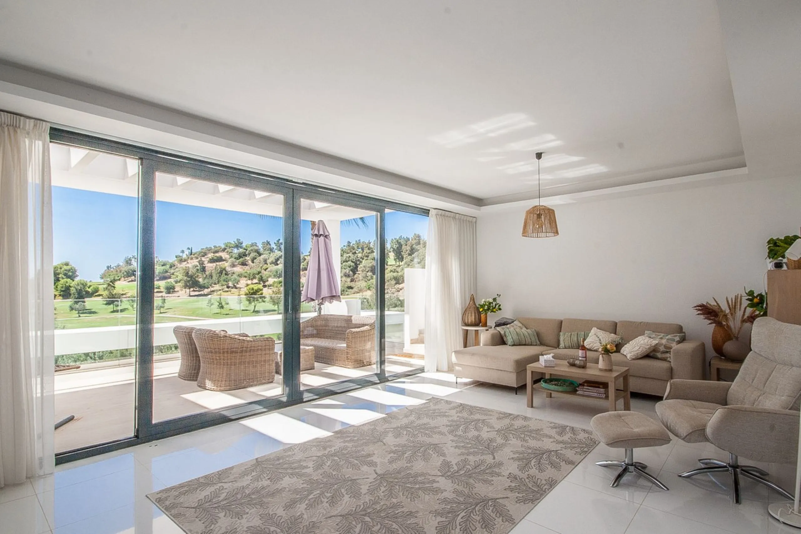 Located in the sought-after Atalaya area of Benahavís, just minutes from the picturesque town of San Pedro de Alcántara, this luxury duplex penthouse is built to the highest modern standards and boasts stunning views across the golf course towards the sea