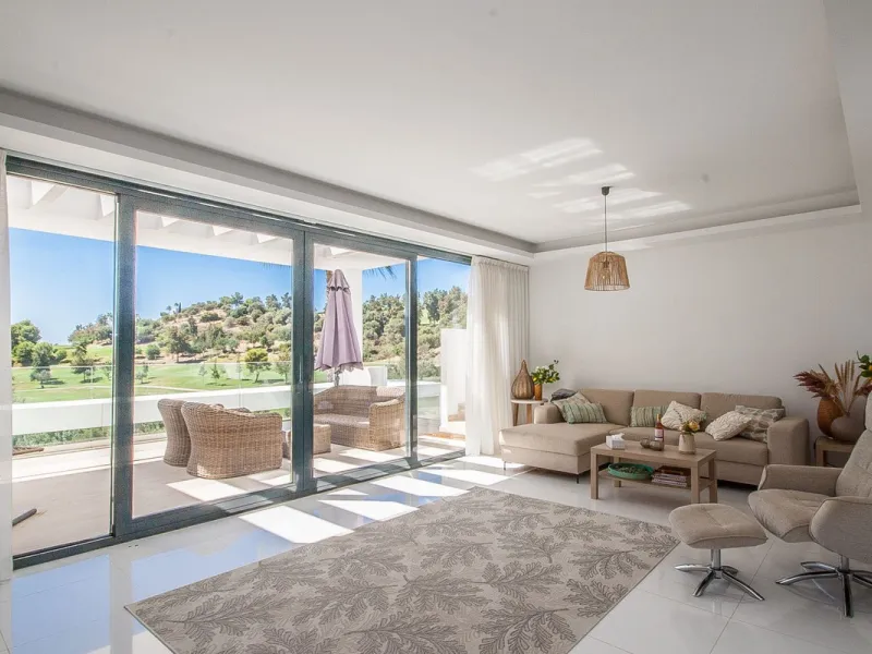 Located in the sought-after Atalaya area of Benahavís, just minutes from the picturesque town of San Pedro de Alcántara, this luxury duplex penthouse is built to the highest modern standards and boasts stunning views across the golf course towards the sea