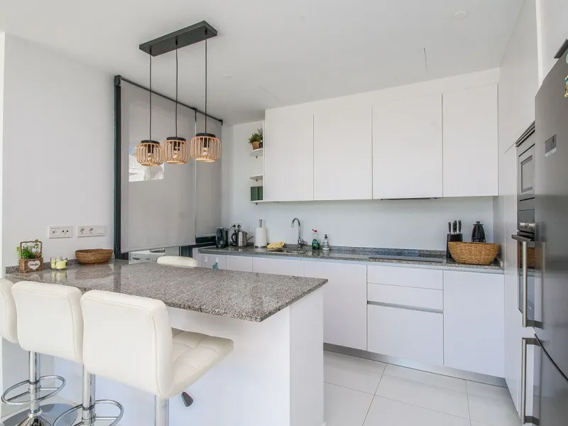 Located in the sought-after Atalaya area of Benahavís, just minutes from the picturesque town of San Pedro de Alcántara, this luxury duplex penthouse is built to the highest modern standards and boasts stunning views across the golf course towards the sea