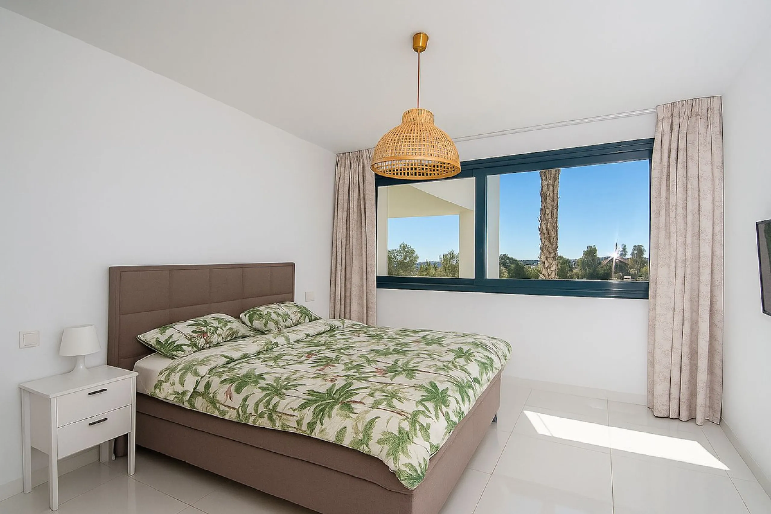 Located in the sought-after Atalaya area of Benahavís, just minutes from the picturesque town of San Pedro de Alcántara, this luxury duplex penthouse is built to the highest modern standards and boasts stunning views across the golf course towards the sea