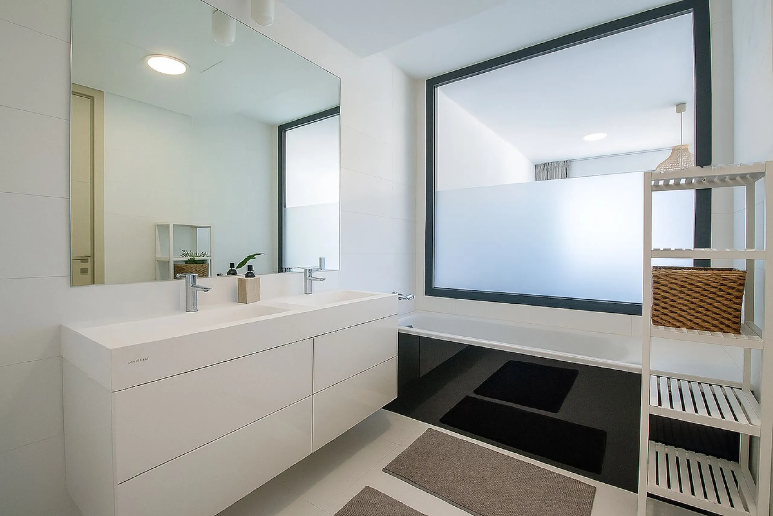 Located in the sought-after Atalaya area of Benahavís, just minutes from the picturesque town of San Pedro de Alcántara, this luxury duplex penthouse is built to the highest modern standards and boasts stunning views across the golf course towards the sea