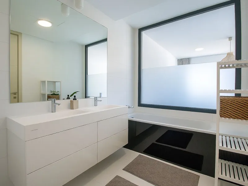 Located in the sought-after Atalaya area of Benahavís, just minutes from the picturesque town of San Pedro de Alcántara, this luxury duplex penthouse is built to the highest modern standards and boasts stunning views across the golf course towards the sea