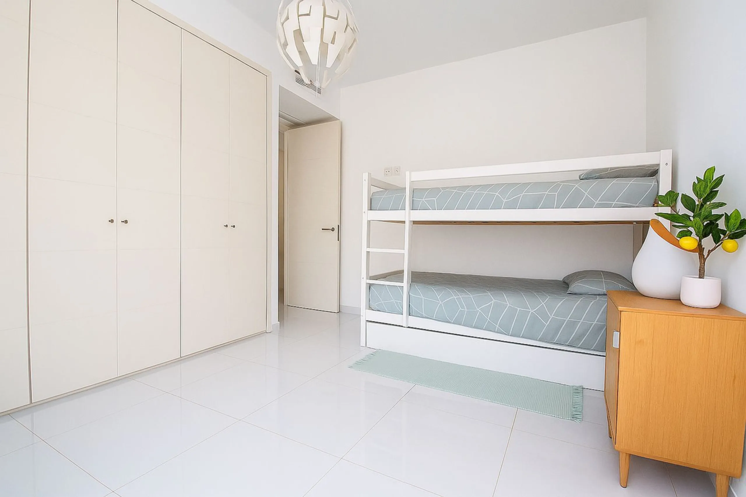 Located in the sought-after Atalaya area of Benahavís, just minutes from the picturesque town of San Pedro de Alcántara, this luxury duplex penthouse is built to the highest modern standards and boasts stunning views across the golf course towards the sea