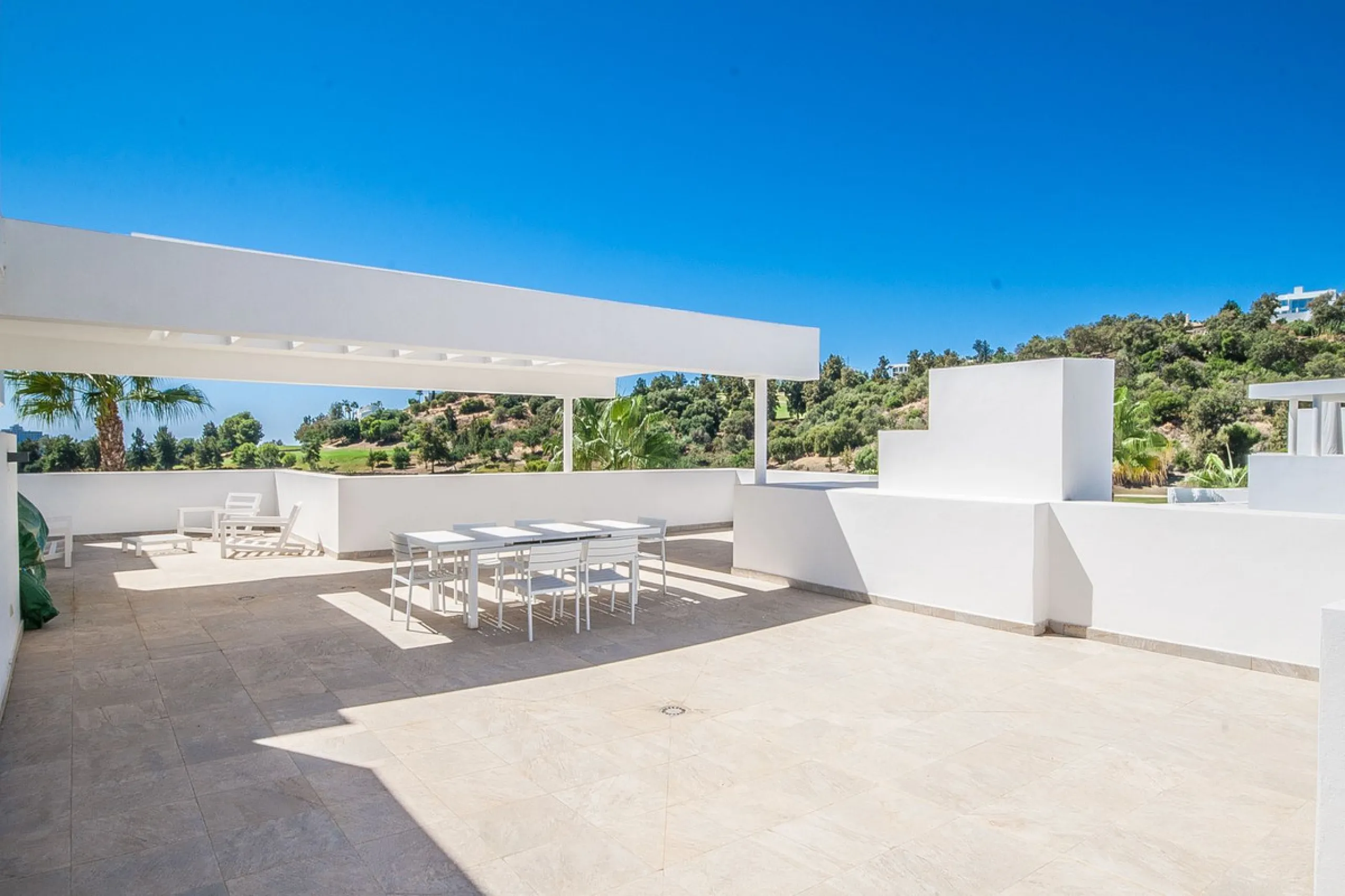 Located in the sought-after Atalaya area of Benahavís, just minutes from the picturesque town of San Pedro de Alcántara, this luxury duplex penthouse is built to the highest modern standards and boasts stunning views across the golf course towards the sea