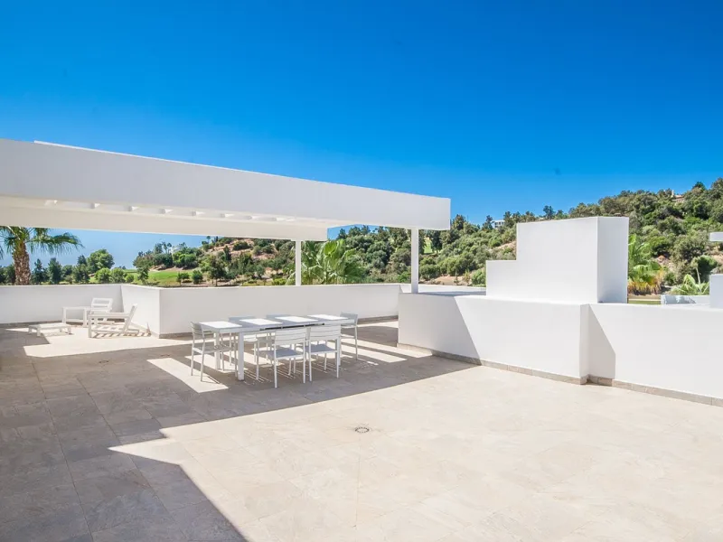 Located in the sought-after Atalaya area of Benahavís, just minutes from the picturesque town of San Pedro de Alcántara, this luxury duplex penthouse is built to the highest modern standards and boasts stunning views across the golf course towards the sea
