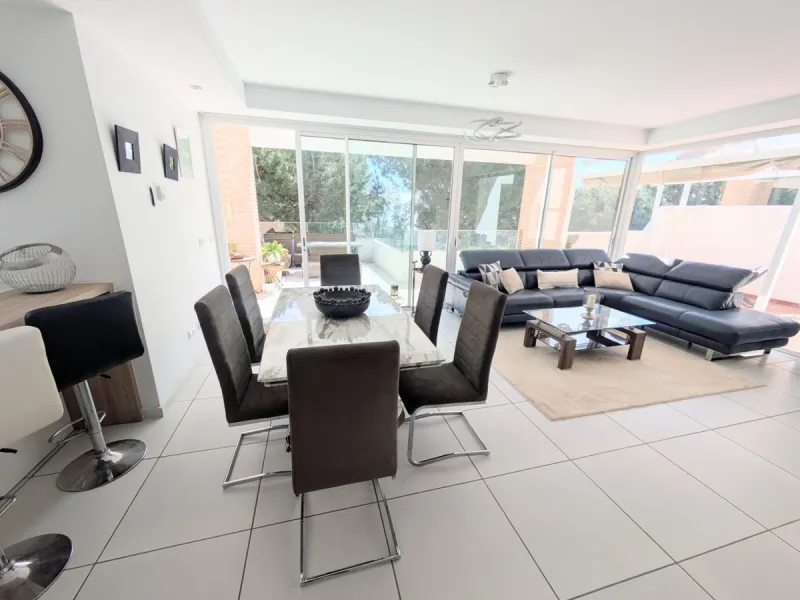 Discover this spectacular minimalist-style villa (built in 2019), located in one of the most privileged and tranquil areas of Benalmádena, surrounded by nature and with breathtaking sea views from its three terraces.