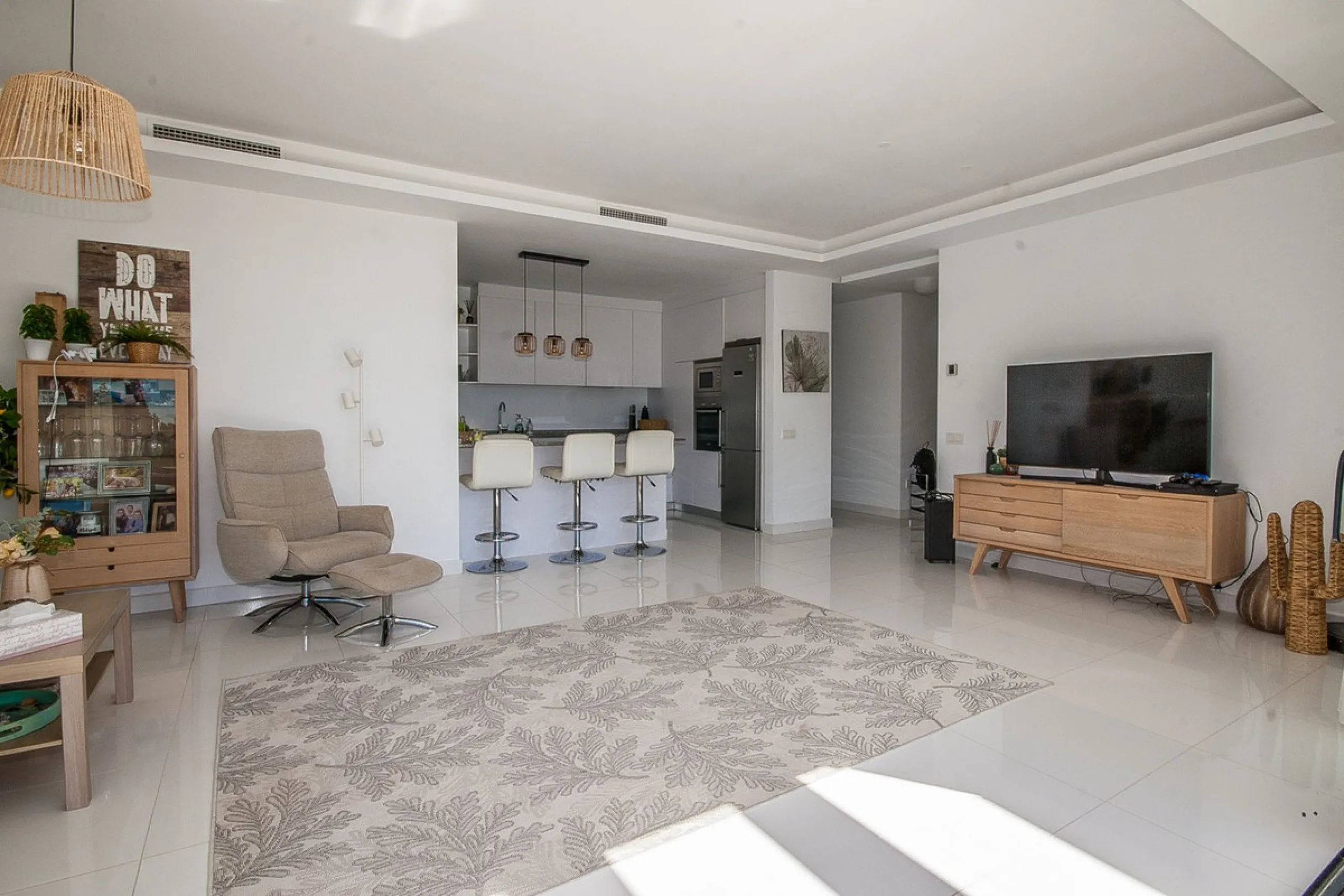 Located in the sought-after Atalaya area of Benahavís, just minutes from the picturesque town of San Pedro de Alcántara, this luxury duplex penthouse is built to the highest modern standards and boasts stunning views across the golf course towards the sea
