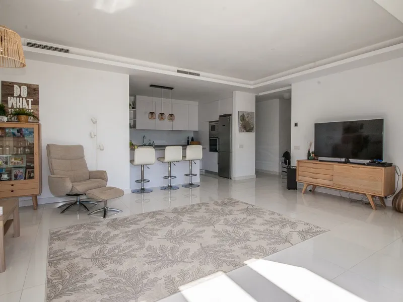 Located in the sought-after Atalaya area of Benahavís, just minutes from the picturesque town of San Pedro de Alcántara, this luxury duplex penthouse is built to the highest modern standards and boasts stunning views across the golf course towards the sea