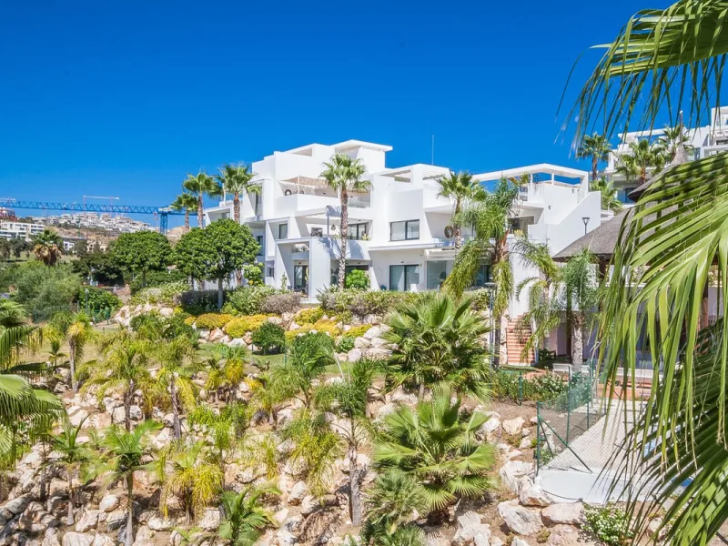 Located in the sought-after Atalaya area of Benahavís, just minutes from the picturesque town of San Pedro de Alcántara, this luxury duplex penthouse is built to the highest modern standards and boasts stunning views across the golf course towards the sea