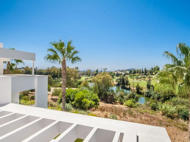 Located in the sought-after Atalaya area of Benahavís, just minutes from the picturesque town of San Pedro de Alcántara, this luxury duplex penthouse is built to the highest modern standards and boasts stunning views across the golf course towards the sea